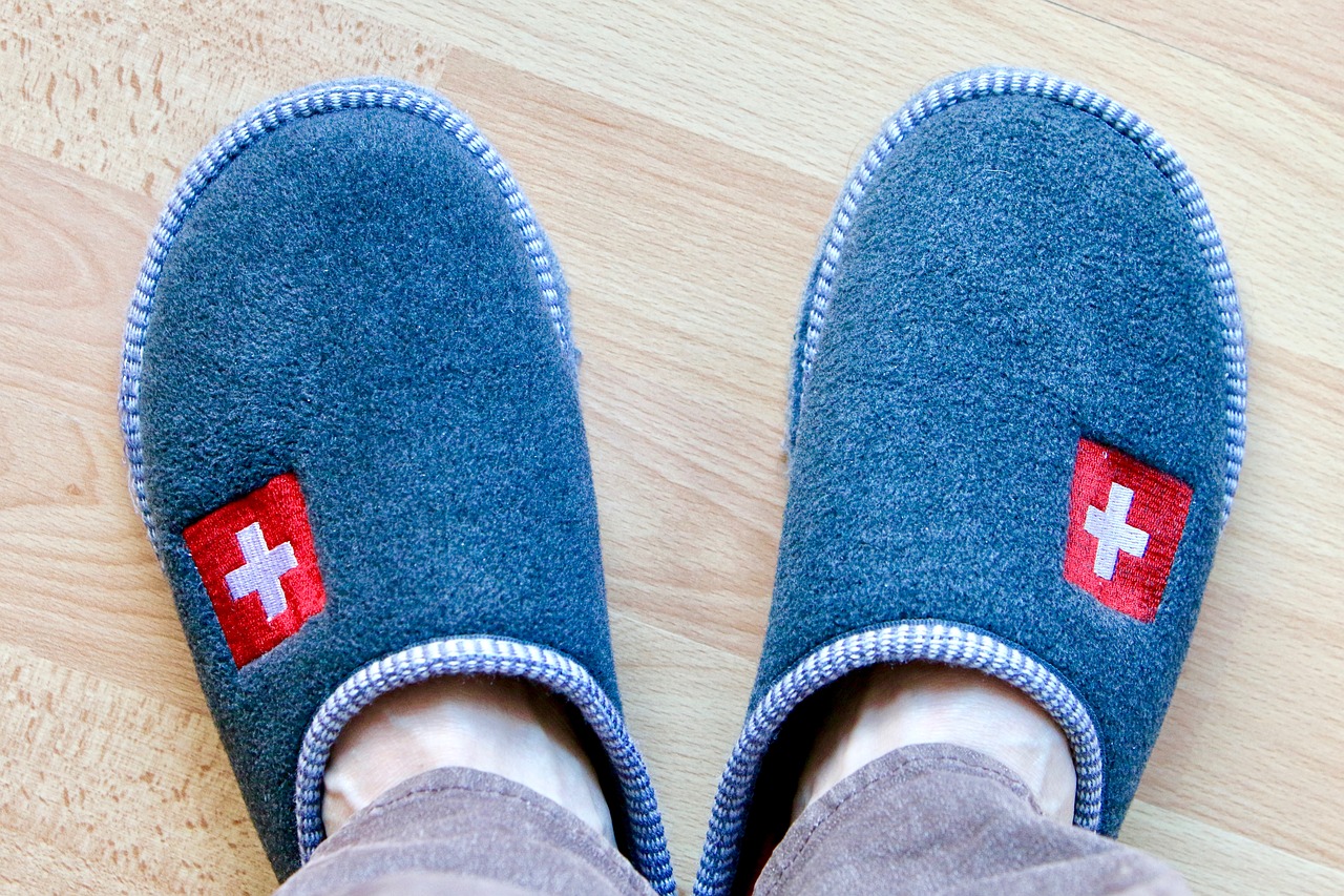 best indoor slippers for hardwood floors